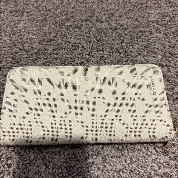 Michael Kors White Wallet Luxurious Gold Accents - Picture 2 of 7